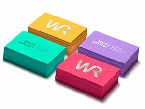 несколько разноцветных визитных карточек с логотипом