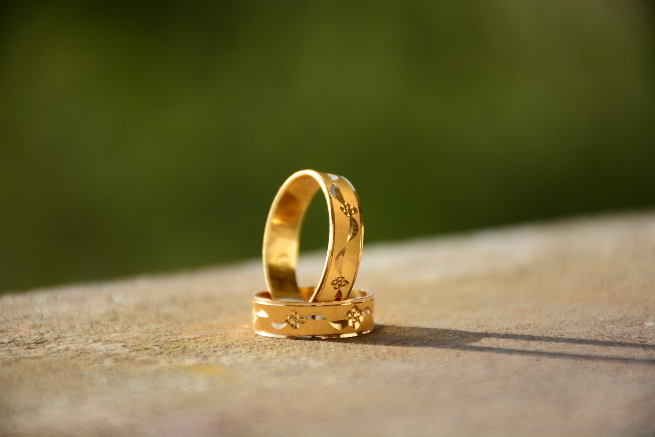 золотые кольца с гравировкой